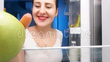 <strong>饥饿</strong>的年轻女子在冰箱里寻找食物的4K镜头